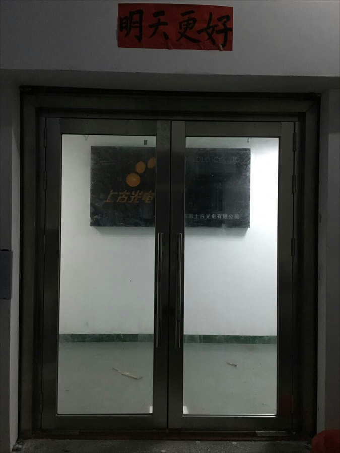 楼道搭晾被褥隔烟防火门常年打开 消防安全隐患多